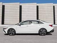 2025 Hyundai Elantra Luxury IVT
