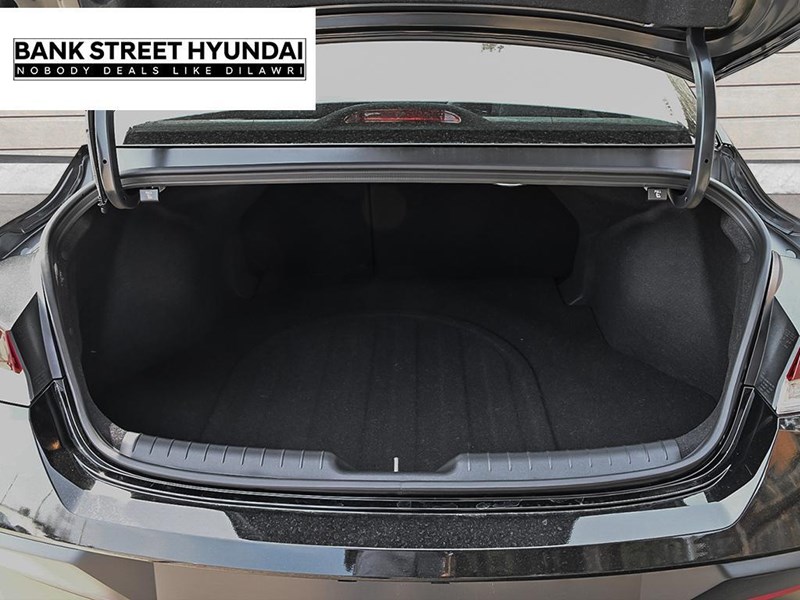 2025 Hyundai Elantra Luxury IVT w/Two-Tone Interior