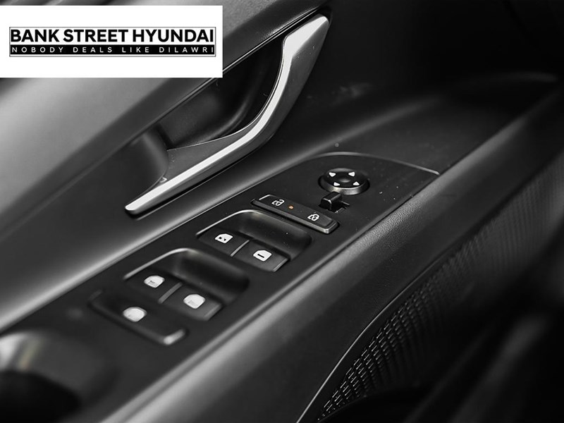 2025 Hyundai Elantra Luxury IVT w/Two-Tone Interior