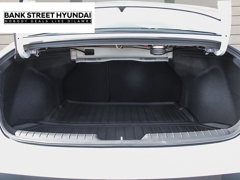 2025 Hyundai Elantra HEV Luxury DCT