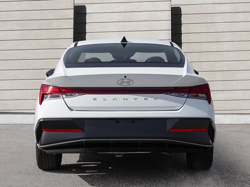 2025 Hyundai Elantra Luxury IVT