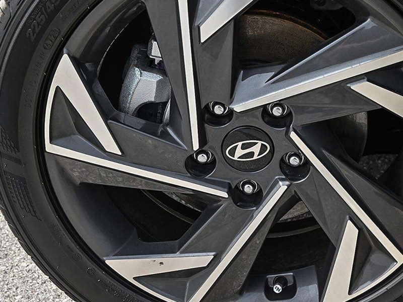 2026 Hyundai Elantra Luxury IVT w/Two-Tone Interior