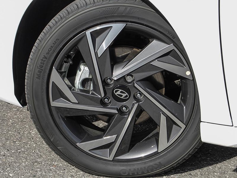 2025 Hyundai Elantra HEV Luxury DCT