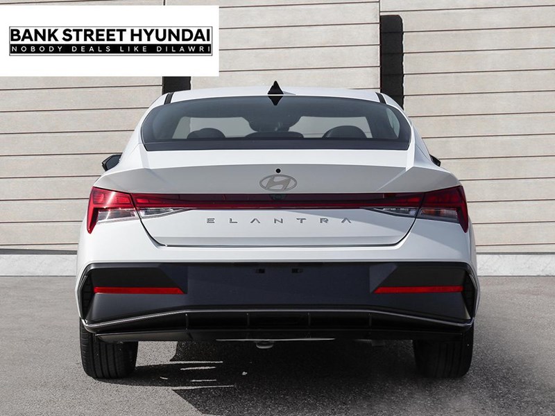 2025 Hyundai Elantra Luxury IVT