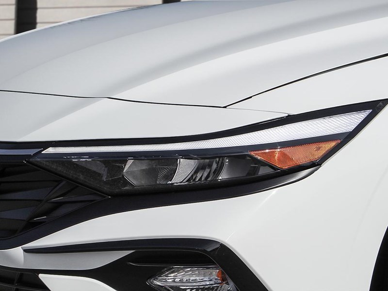 2025 Hyundai Elantra Luxury IVT