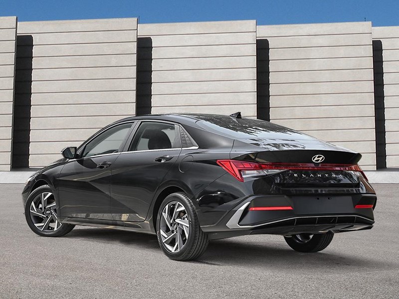 2025 Hyundai Elantra Luxury IVT w/Two-Tone Interior