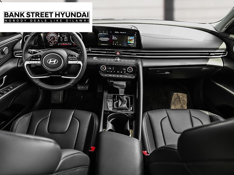 2025 Hyundai Elantra Luxury IVT w/Two-Tone Interior