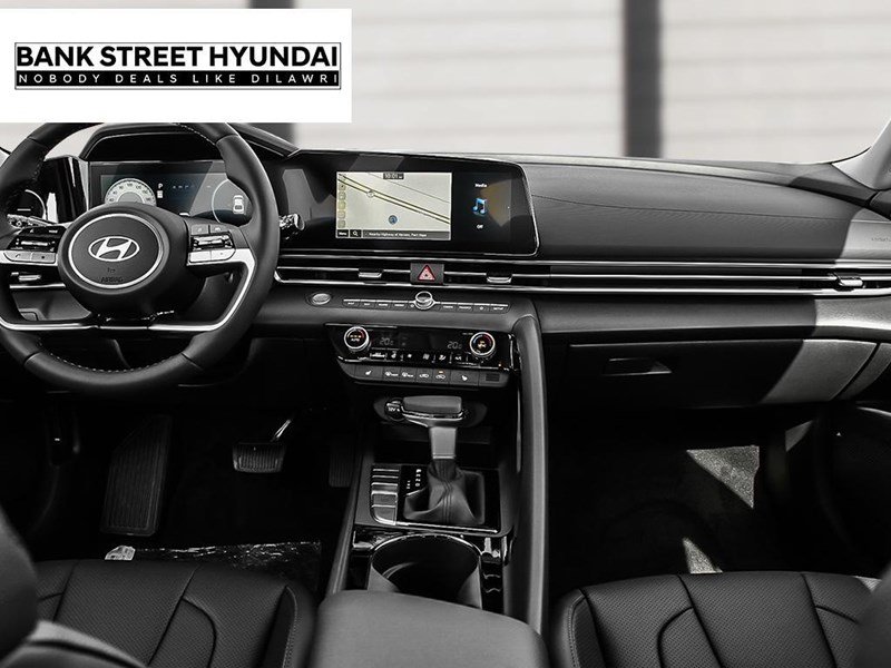 2025 Hyundai Elantra Luxury IVT