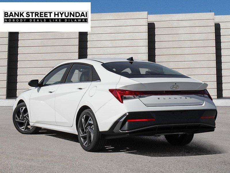 2025 Hyundai Elantra Luxury IVT