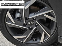2025 Hyundai Elantra Luxury IVT w/Two-Tone Interior