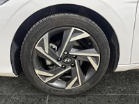 2025 Hyundai Elantra Luxury IVT