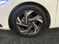 2025 Hyundai Elantra Luxury IVT