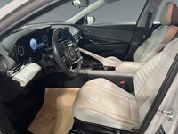 2023 Hyundai Elantra Luxury IVT w/Two-Tone Interior