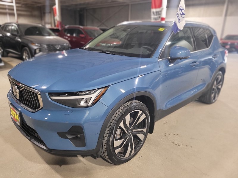 2024 Volvo XC40 B5 AWD Plus Bright Theme