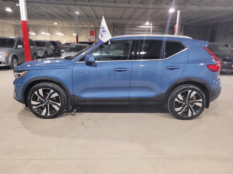 2024 Volvo XC40 B5 AWD Plus Bright Theme