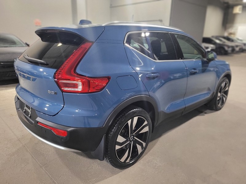 2024 Volvo XC40 B5 AWD Plus Bright Theme