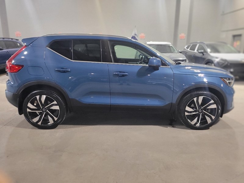 2024 Volvo XC40 B5 AWD Plus Bright Theme