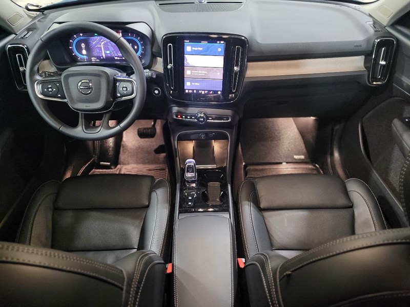 2024 Volvo XC40 B5 AWD Plus Bright Theme