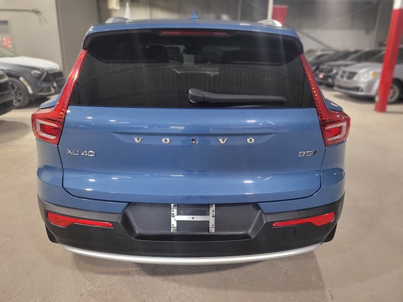 2024 Volvo XC40 B5 AWD Plus Bright Theme