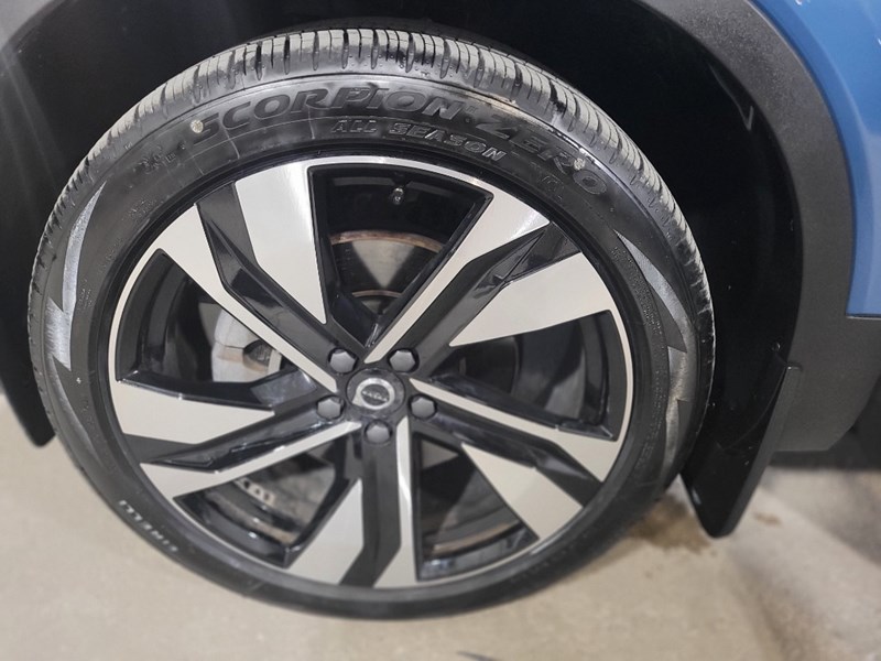 2024 Volvo XC40 B5 AWD Plus Bright Theme