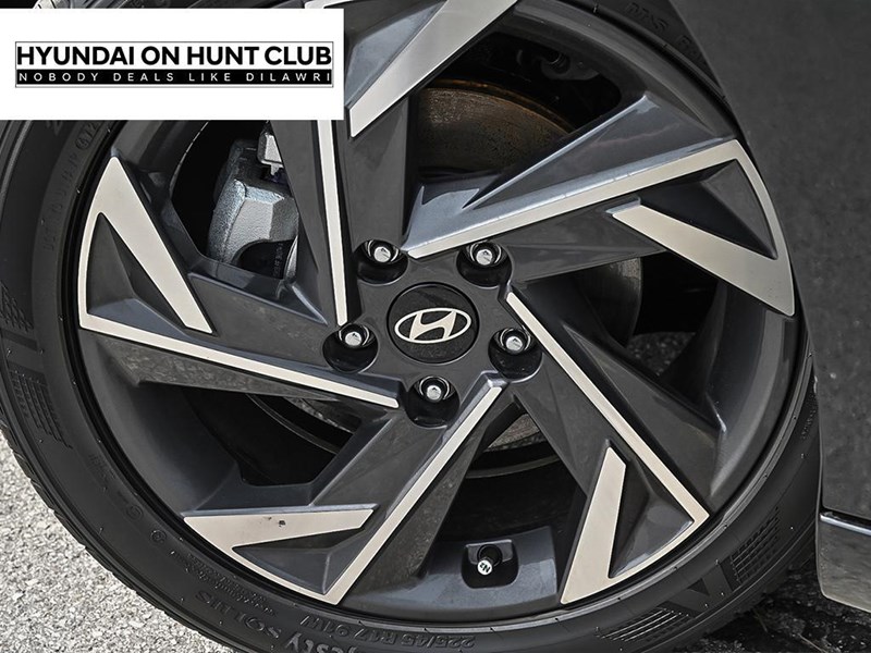 2025 Hyundai Elantra Luxury IVT w/Two-Tone Interior
