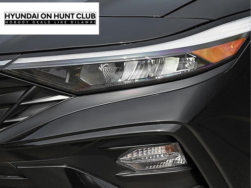 2025 Hyundai Elantra Luxury IVT w/Two-Tone Interior