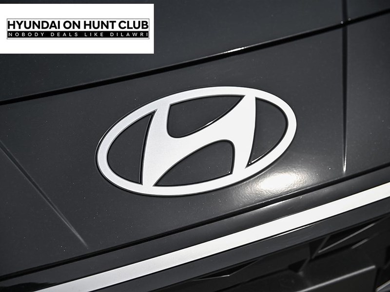 2025 Hyundai Elantra Luxury IVT w/Two-Tone Interior