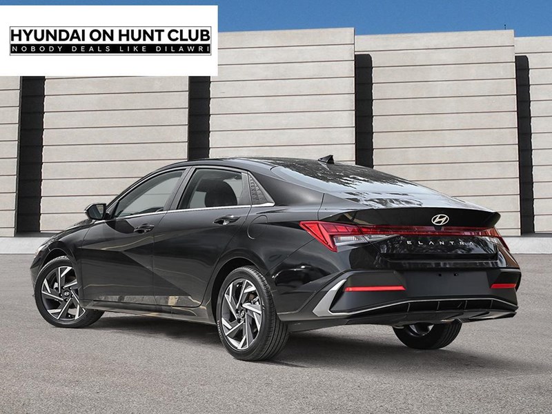 2025 Hyundai Elantra Luxury IVT w/Two-Tone Interior