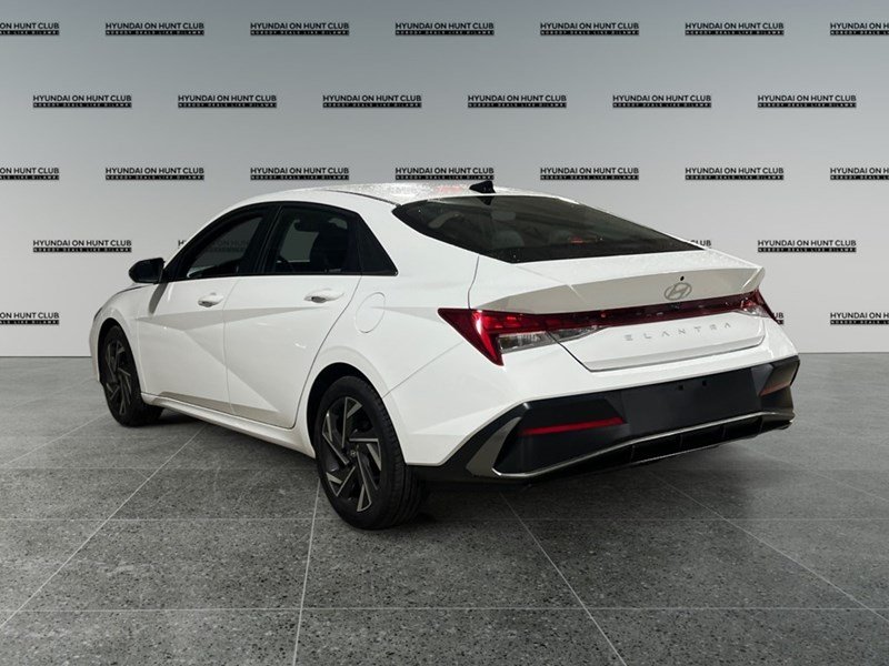 2025 Hyundai Elantra Luxury IVT