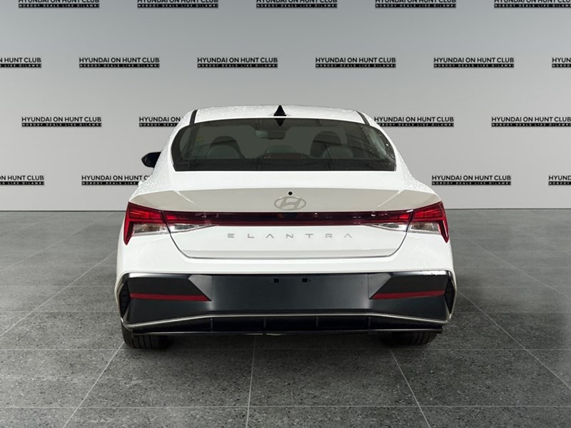 2025 Hyundai Elantra Luxury IVT