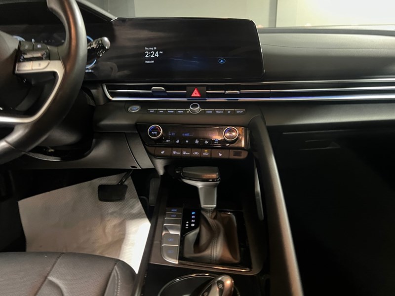 2025 Hyundai Elantra Luxury IVT