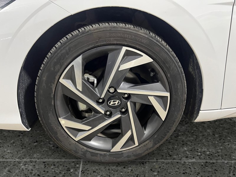 2025 Hyundai Elantra Luxury IVT