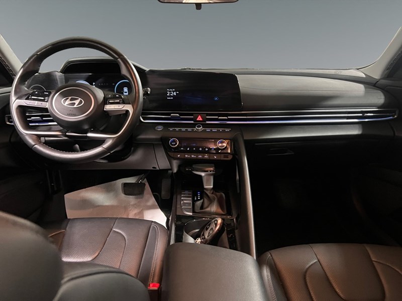 2025 Hyundai Elantra Luxury IVT