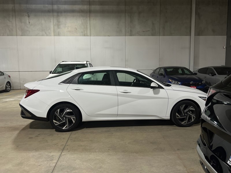 2025 Hyundai Elantra Luxury IVT