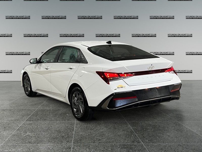 2024 Hyundai Elantra Preferred IVT