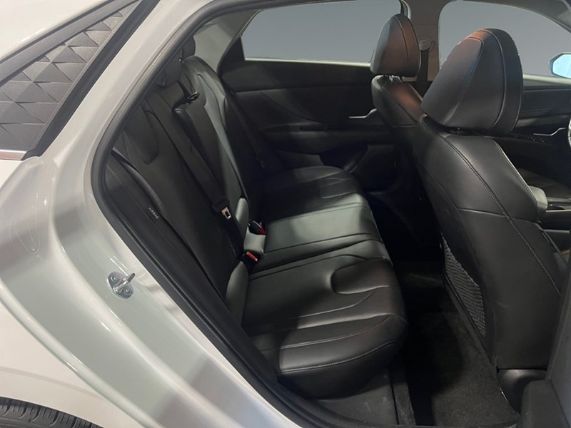 2025 Hyundai Elantra Luxury IVT