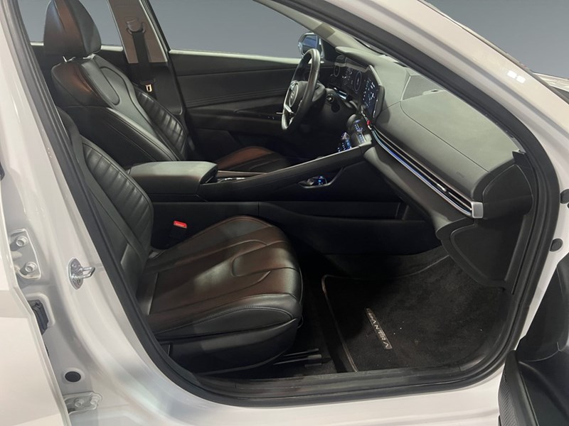 2025 Hyundai Elantra Luxury IVT