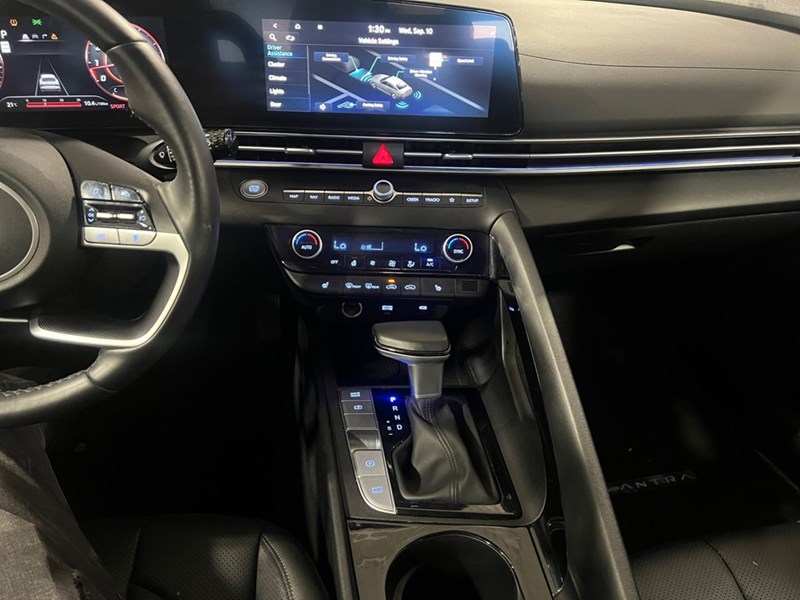 2025 Hyundai Elantra Luxury IVT