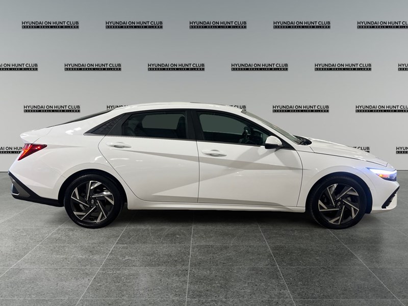 2025 Hyundai Elantra Luxury IVT