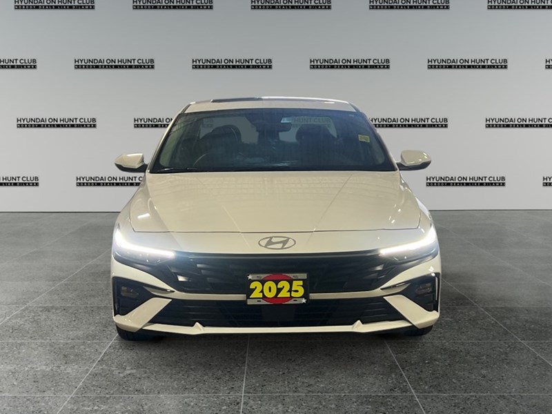 2025 Hyundai Elantra Luxury IVT