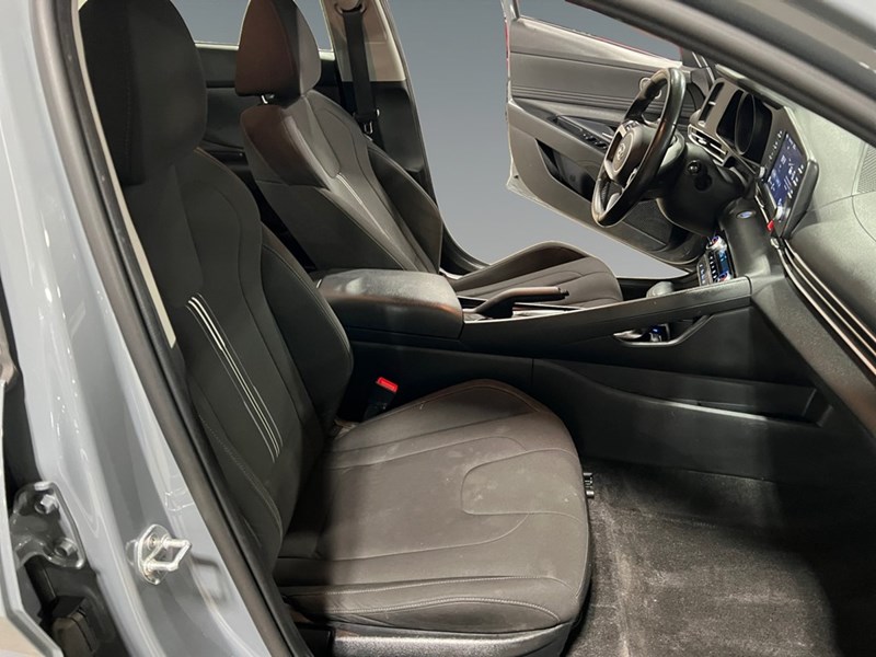 2022 Hyundai Elantra Preferred IVT w/Sun & Tech Package