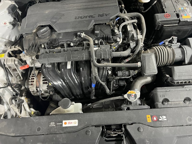 2023 Hyundai Elantra Luxury IVT w/Two-Tone Interior