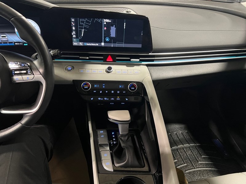 2023 Hyundai Elantra Luxury IVT w/Two-Tone Interior