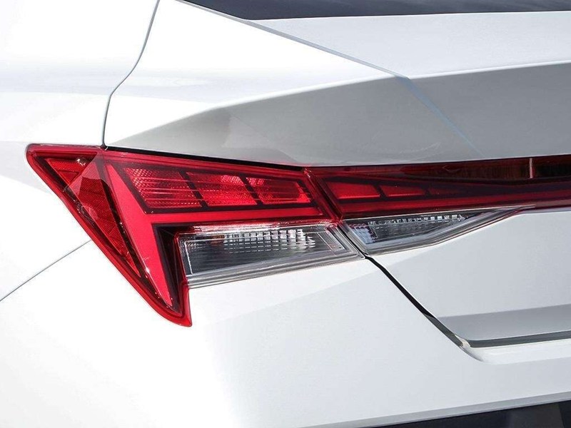 2025 Hyundai Elantra Luxury IVT