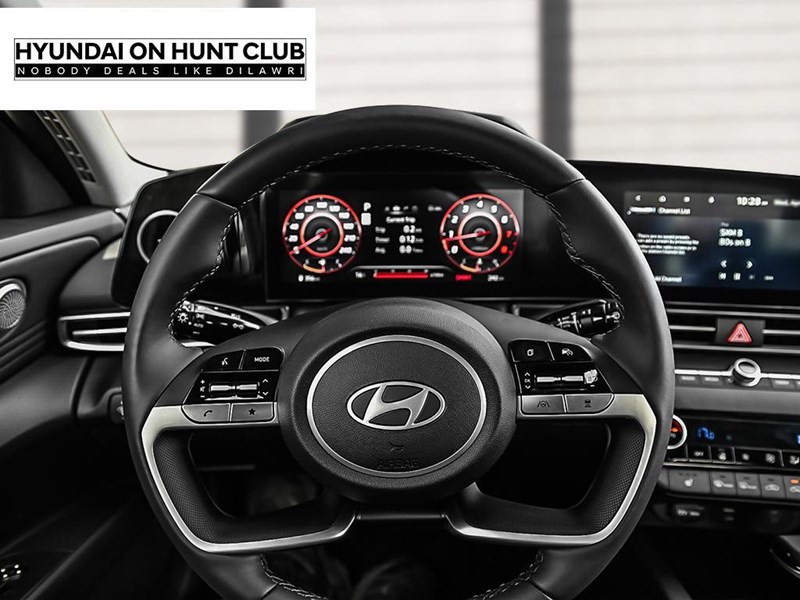 2025 Hyundai Elantra Luxury IVT w/Two-Tone Interior