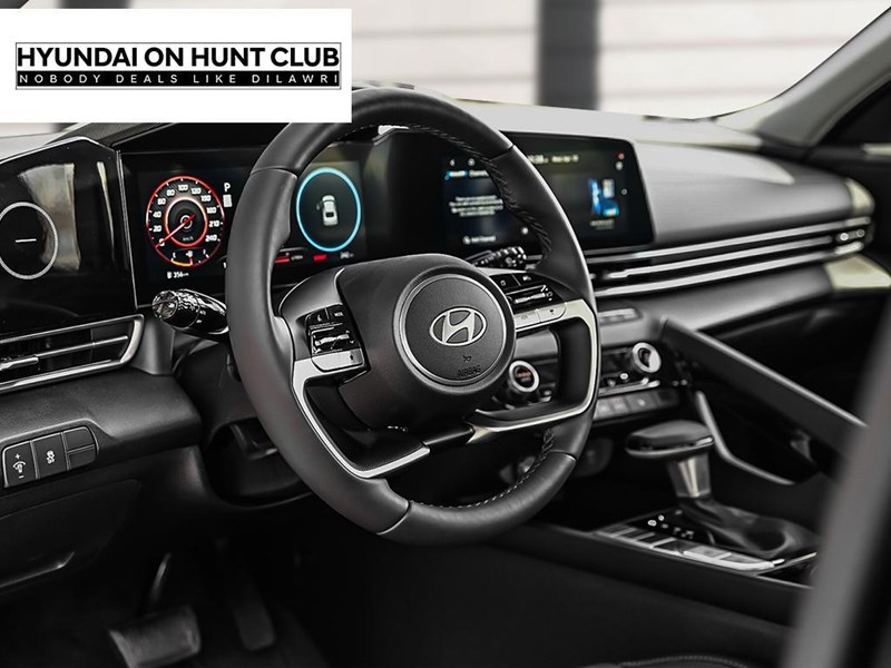 2025 Hyundai Elantra Luxury IVT w/Two-Tone Interior