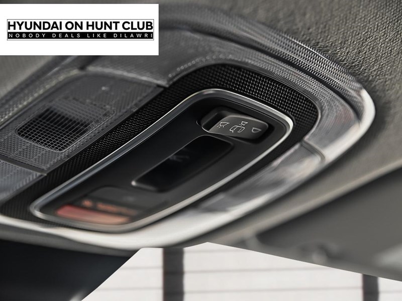 2025 Hyundai Elantra Luxury IVT w/Two-Tone Interior