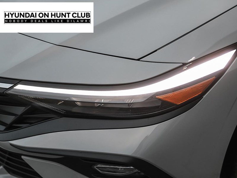 2025 Hyundai Elantra Luxury IVT