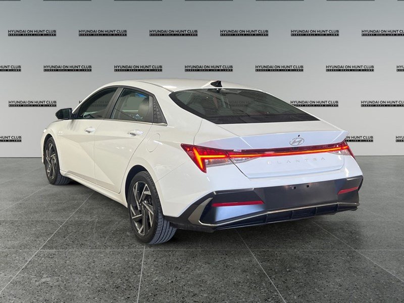 2025 Hyundai Elantra Luxury IVT