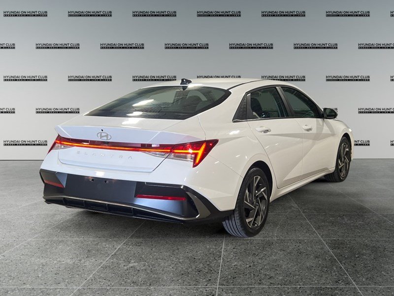 2025 Hyundai Elantra Luxury IVT